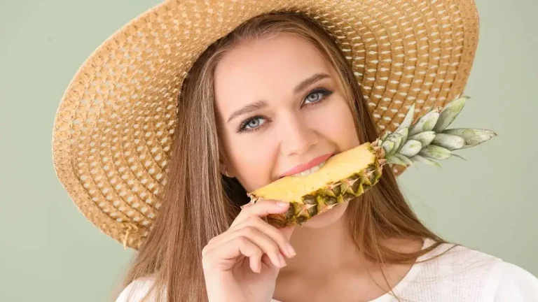 chica comiendo piña